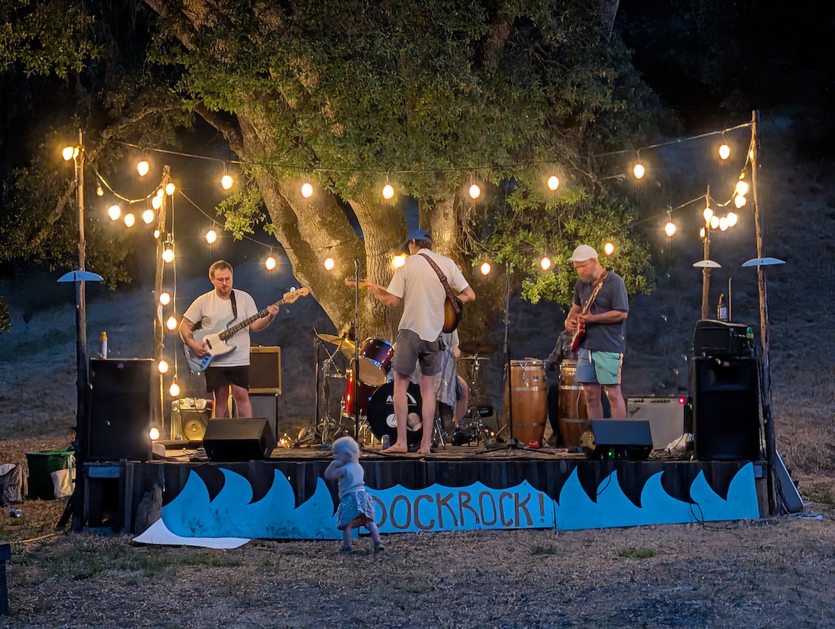 Spikes Delight performing